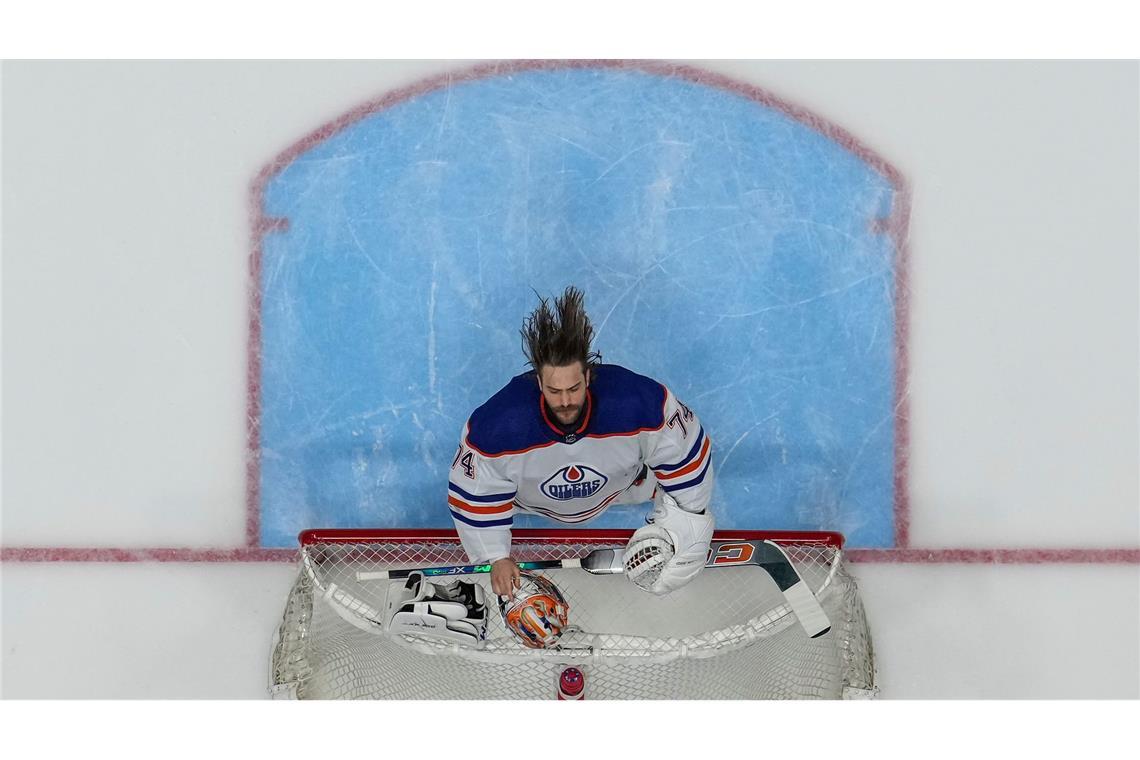 Bereit für die Herausforderung: Stuart Skinner, Eishockey-Torwart der Edmonton Oilers, schüttelt sich vor dem Spiel der Stanley-Cup-Playoffs gegen die Vancouver Canucks das Wasser aus den Haaren. Die Oilers gewannen mit 3:2.