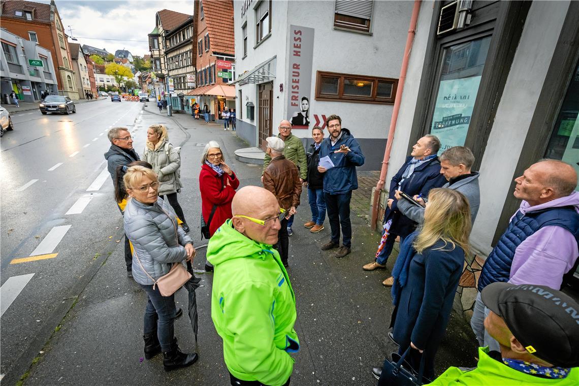 Bereits im Oktober 2023 haben sich die Mitglieder des Verkehrsausschusses die Probleme in der Sulzbacher Straße angeschaut. (Archivfoto: Alexander Becher)