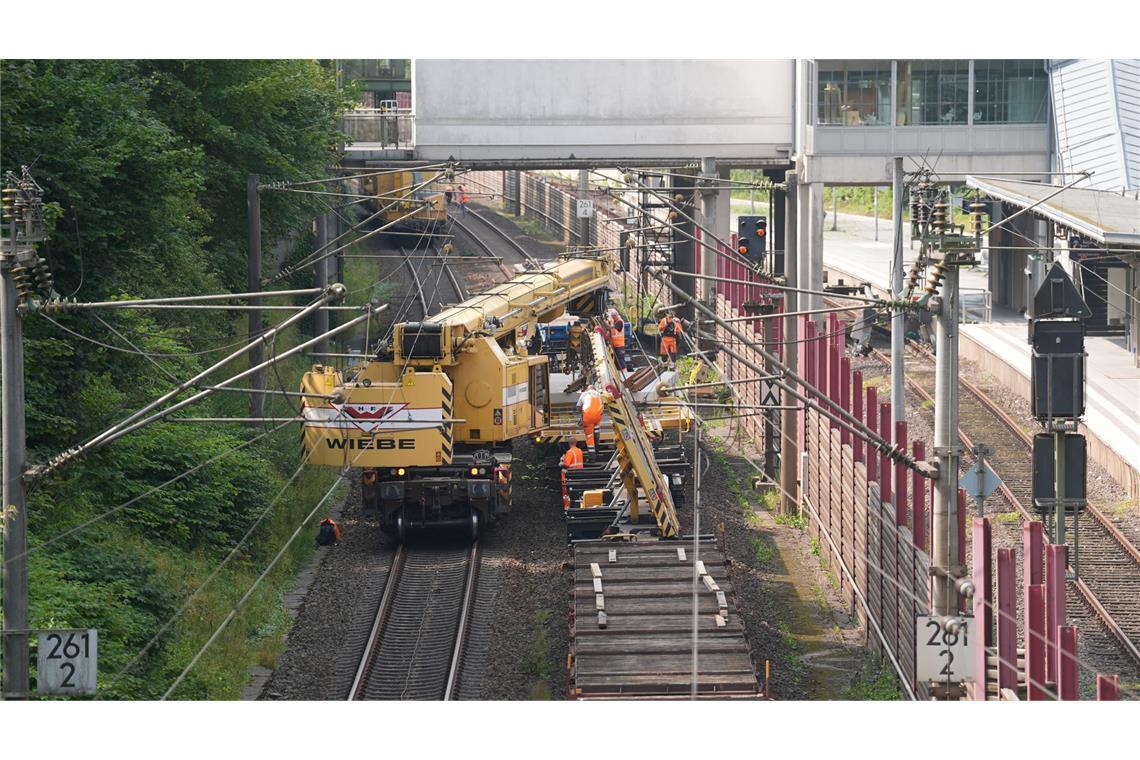 Bereits im vergangenen Jahr wurde an der Bahnstrecke zwischen Berlin und Hamburg gebaut. (Archivbild)