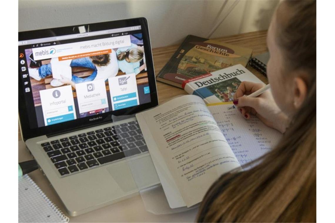 Lockdown verdunkelt Zukunftsaussichten für viele Schüler Bereits seit Monaten sieht der Alltag von Schülern so aus: Sie lernen allein am Computer. Foto: Stefan Puchner/dpa