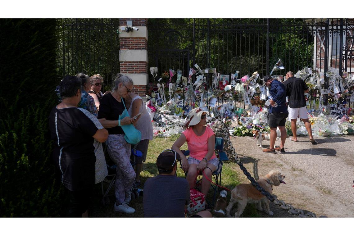 Bereits Stunden vor dem Begräbnis trafen Dutzende Fans des Darstellers vor den Toren seines Geländes ein.