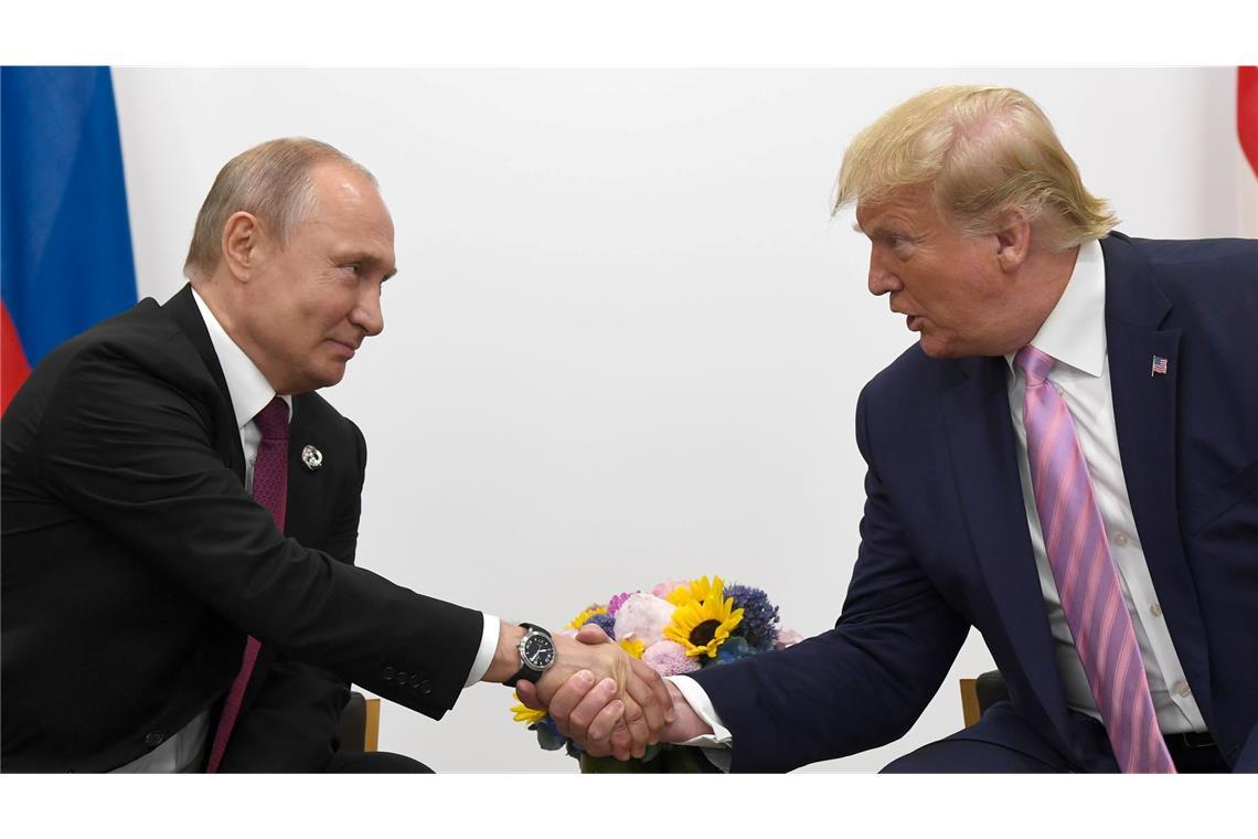 Bereits wenige Stunden nach seiner Amtseinführung hatte Donald Trump (r) angekündigt, er wolle möglichst schnell mit Putin (l) reden. (Archivbild)