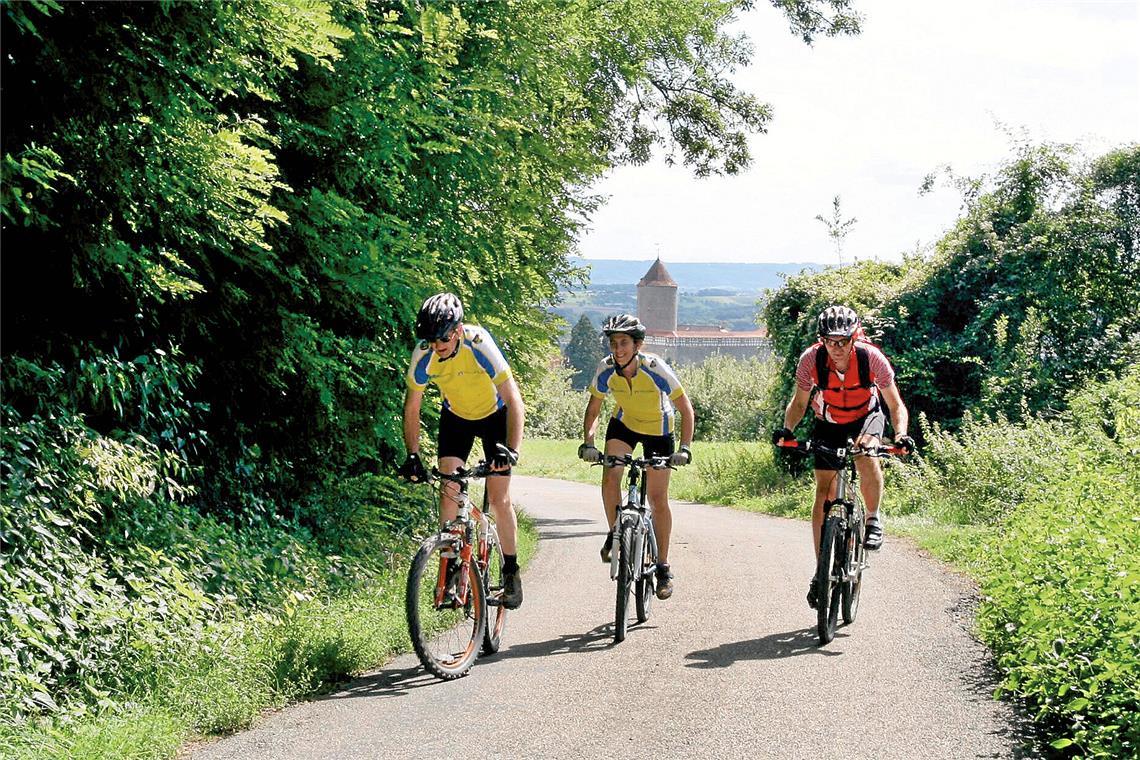 Bergauf in Oppenweiler mit der Burg Reichenberg im Rücken. Foto: Joachim Mogck/Schwäbischer Wald Tourismus