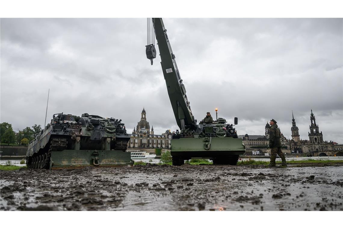 Bergepanzer sollen die zivile Technik im Fall einer Havarie unterstützen.