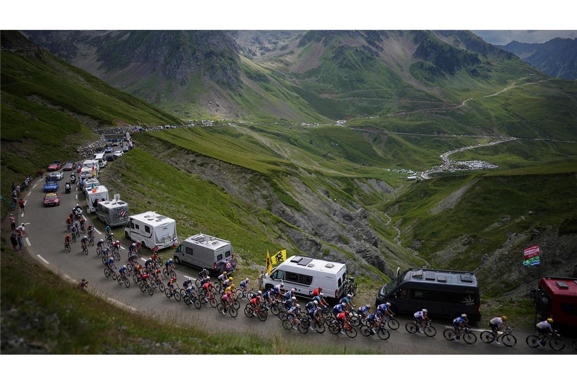 Bergetappe: Das Fahrerfeld der Tour de France erklimmt den Col du Tourmalet-Pass.