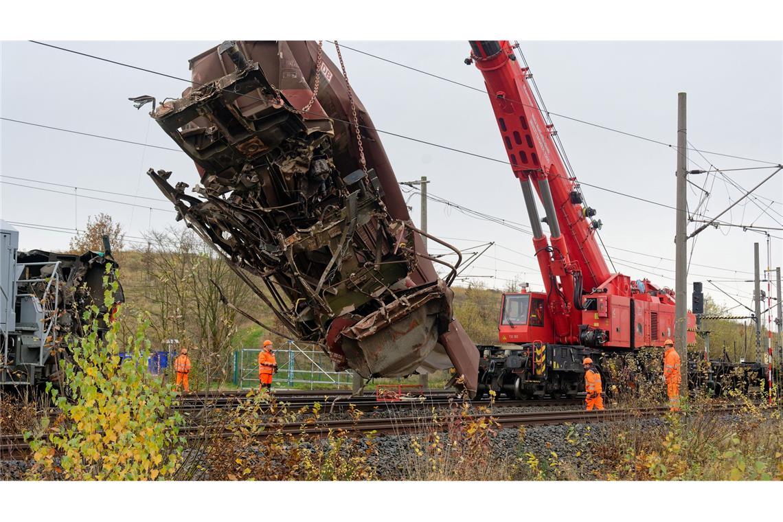 Bergung beginnt: Nach dem Zugunglück in der Nacht zum Freitag zwischen Köln und Aachen hat die Bahn begonnen, die Waggons zu bergen.