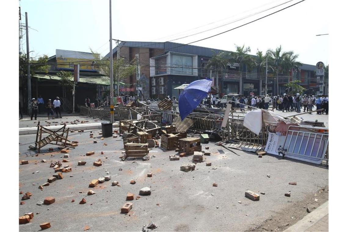UN: Mindestens 18 Tote bei Protesten in Myanmar Berichten zufolge hat die myanmarische Polizei mit scharfer Munition auf Demonstranten geschossen. Foto: Uncredited/AP/dpa