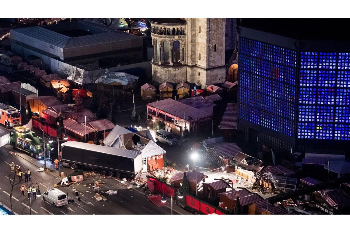 Berlin: Eine Schneise der Verwüstung ist am 20.12.2016 auf dem Weihnachtsmarkt am Breitscheidplatz zu sehen. Bei dem Anschlag wurden 13 Menschen getötet.(Archivbild)