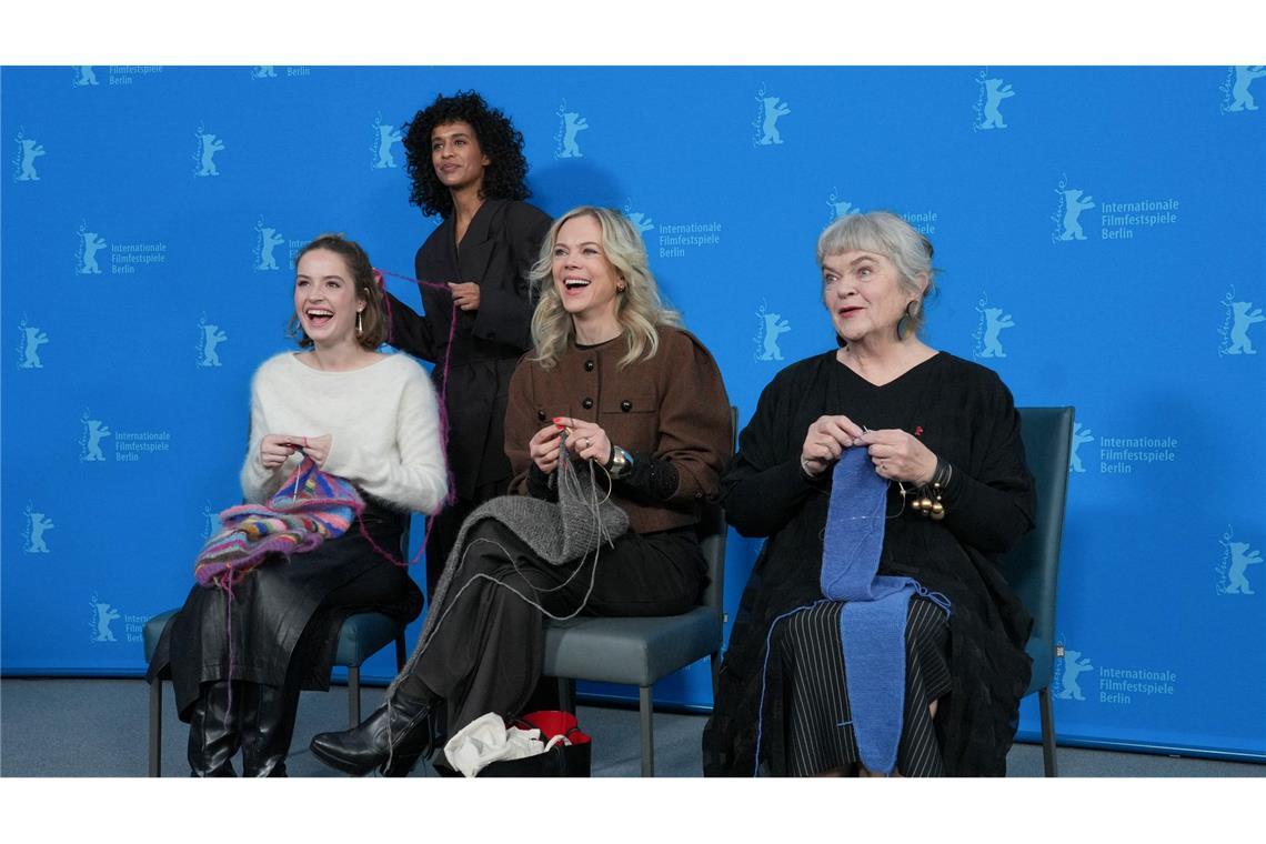 Berlinale: die Schauspielerinnen Ella Oeverbye (l-r), Selome Emnetu, Ane Dahl Torp und Anne Marit Jacobsen stricken an Schals während des Photocalls zum Film "Drömmer (Dreams Sex Love).