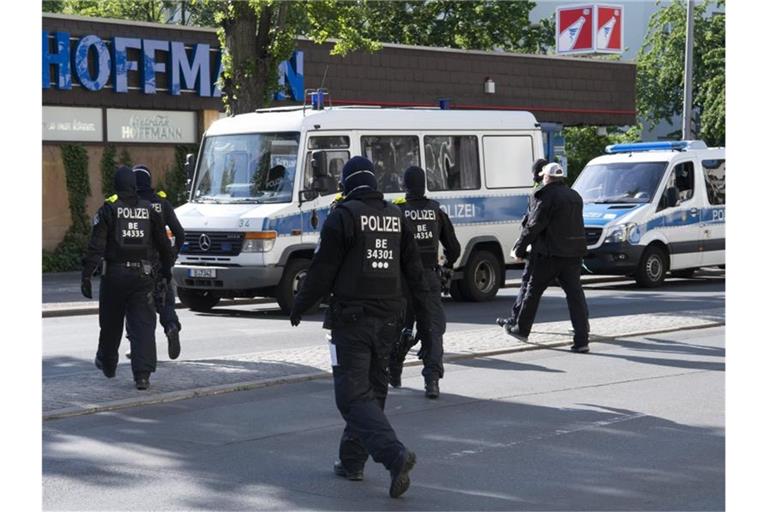 Berliner Polizisten während einer Razzia wegen des Handels mit Betäubungsmitteln (Archiv). Foto: Paul Zinken/dpa-Zentralbild/dpa