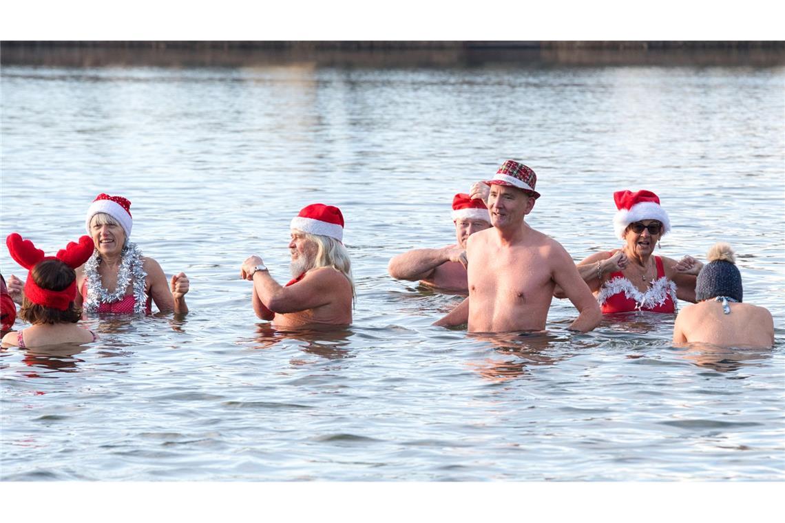 Berliner Seehunde trotzen der Kälte: Traditionelles Weihnachtsbaden im Orankesee