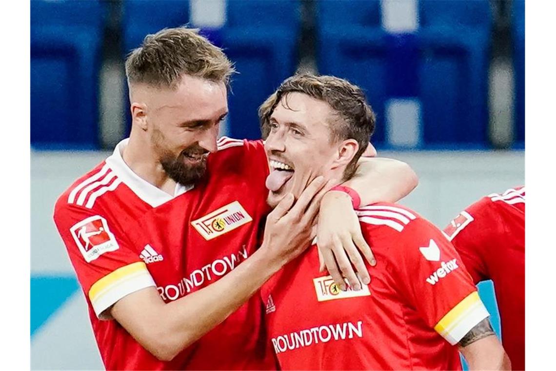 Kruse verleiht Union neuen Glanz - Elfmeterrekord in Sicht Berlins Elfmeter-Torschütze Max Kruse (r) jubelt mit Florian Hübner über das Tor zum 0:1. Foto: Uwe Anspach/dpa