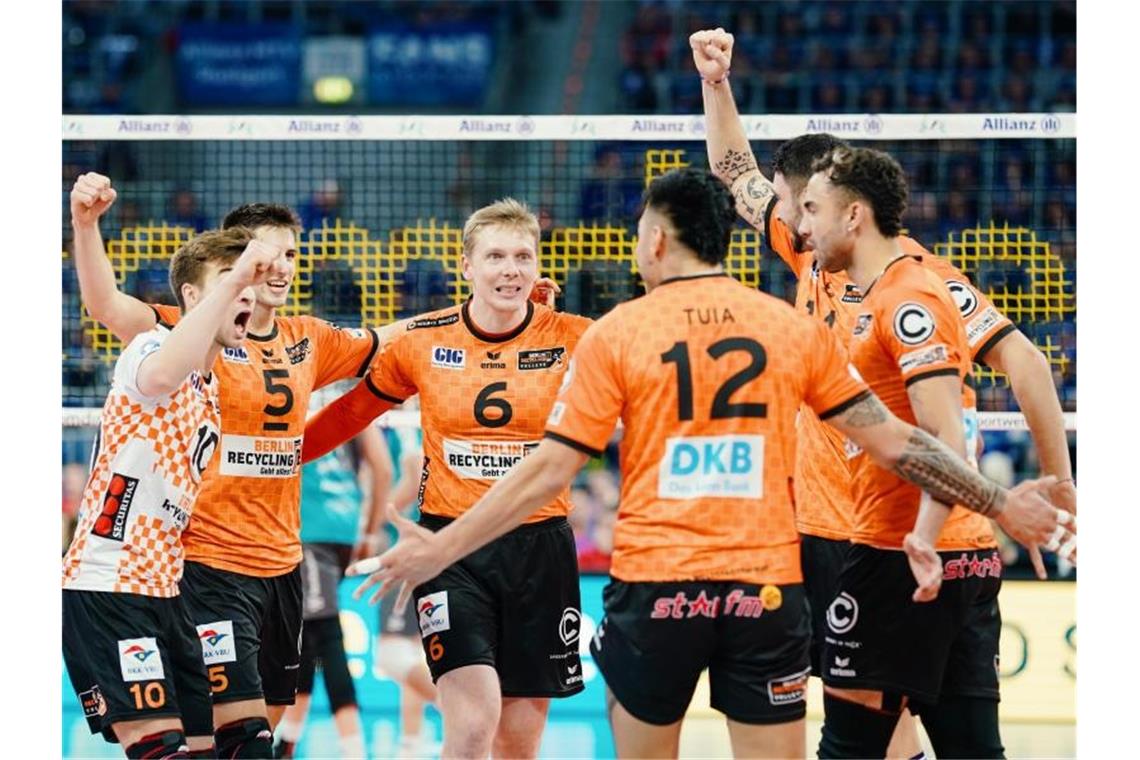 Berlin Volleys und Dresdner SC küren sich zum Pokalsieger Berlins Sergey Grankin (M) freut sich mit Mannschaftskollegen über einen Punktgewinn. Berlin gewann mit 3:0. Foto: Uwe Anspach/dpa