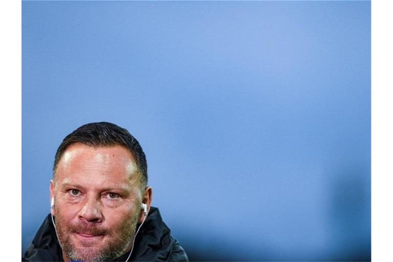 Berlins Trainer Pal Dardai steht vor dem Spiel am Spielfeldrand. Foto: Guido Kirchner/dpa