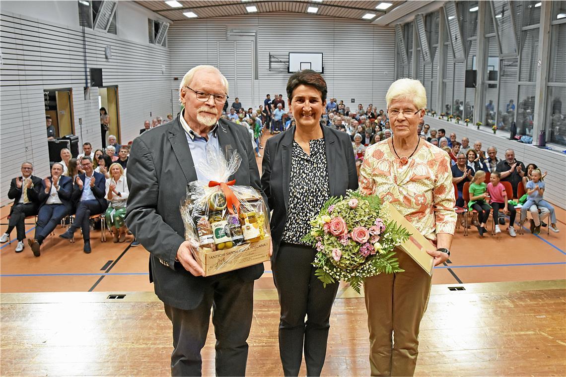 Bernd Greiner (links) und Jutta Schneider (rechts) erhalten die Ehrennadel des Landes Baden-Württemberg, überreicht durch Bürgermeisterin Irmtraud Wiedersatz (Mitte). Fotos: Tobias Sellmaier