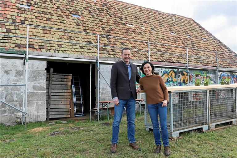 Bernd Knödler und Monika Kaiser sind dabei, die alte Kelter zu einem Veranstaltungsraum und Treffpunkt umzubauen. Archivfoto: Jörg Fiedler