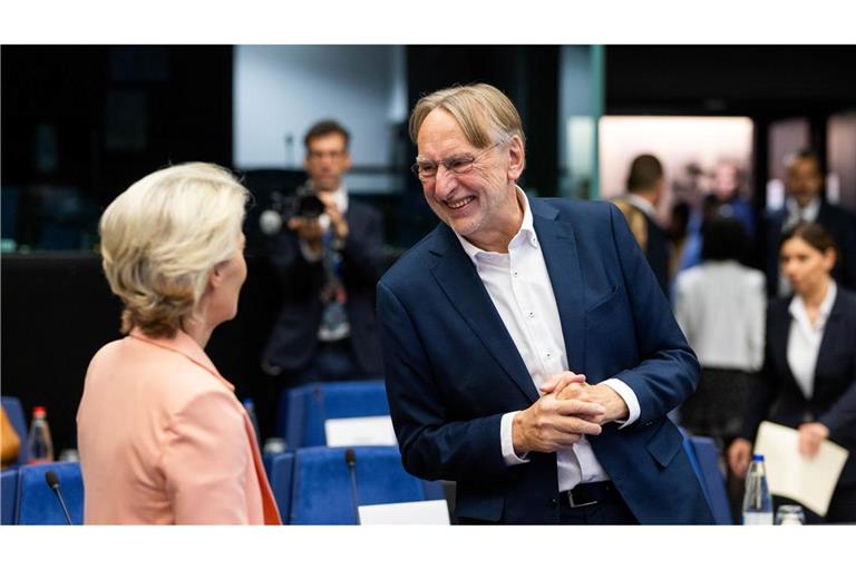 Bernd Lange (SPD) im Gespräch mit EU-Kommissionspräsidentin Ursula von der Leyen. (Archivbild)