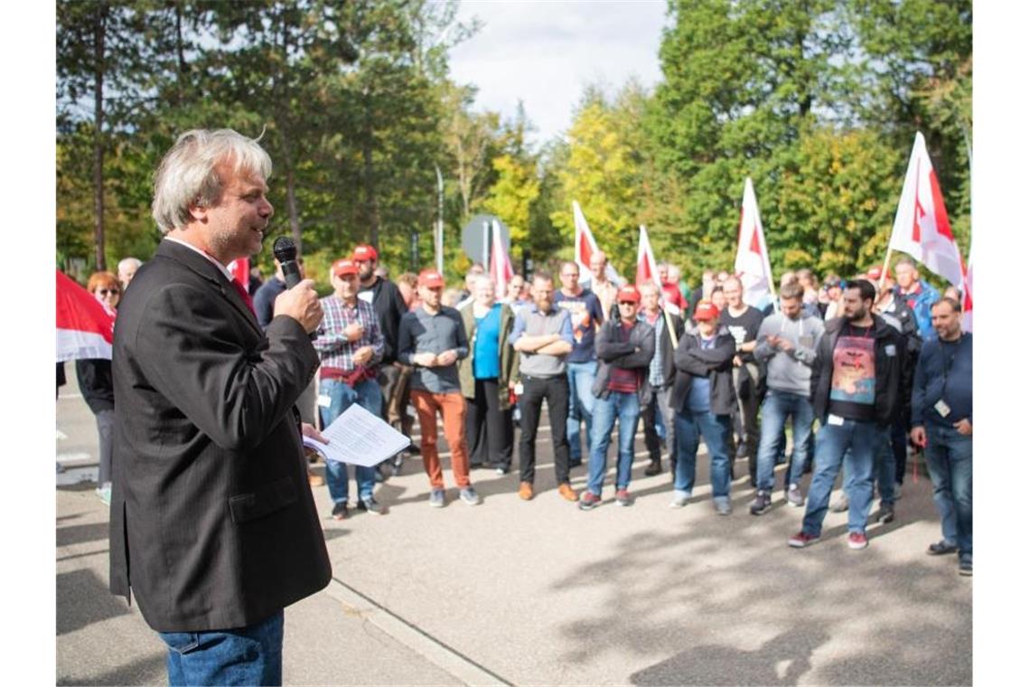 IBM-Beschäftigte protestieren vor nächster Verhandlungsrunde Bert Stach, Verdi Verhandlungsführer, spricht vor dem Gelände der IBM D Research and Development GmbH zu den Teilnehmern einer Kundgebung. Foto: Tom Weller/dpa
