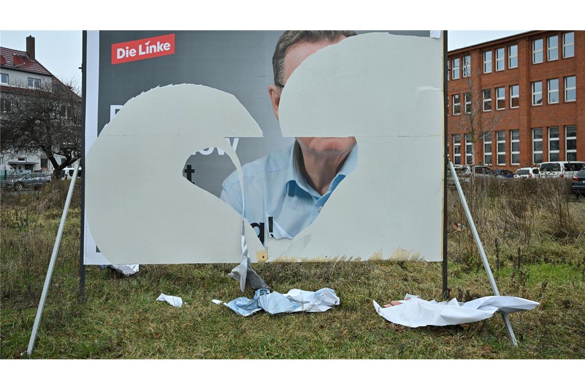 Beschädigte Wahlplakete - hier ein Plakat der Partei die Linke mit dem Porträt von Bodo Ramelow in Erfurt - sieht man in diesem Bundestagswahlkampf häufig.