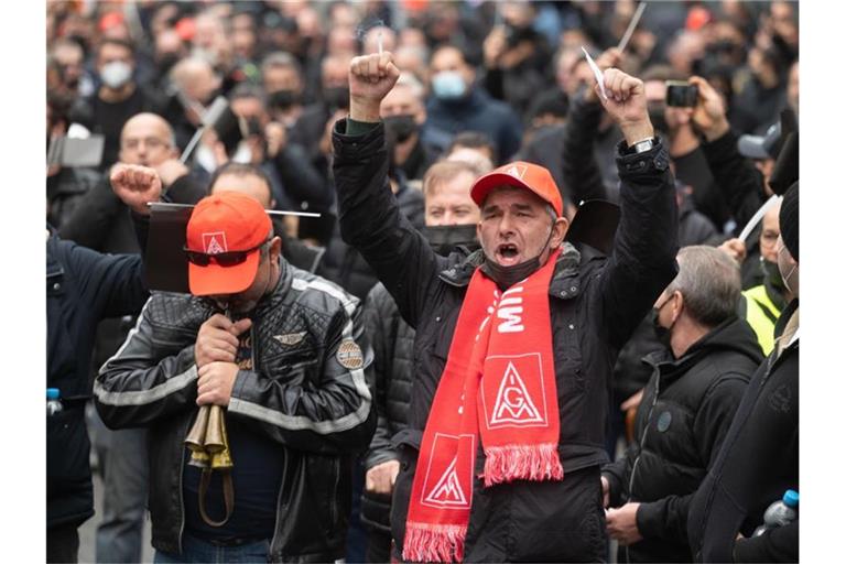 Beschäftigte des Autozulieferers Mahle nehmen an einer Kundgebung der IG Metall vor der Firmenzentrale in Stuttgart-Bad Cannstatt teil. Foto: Marijan Murat/dpa