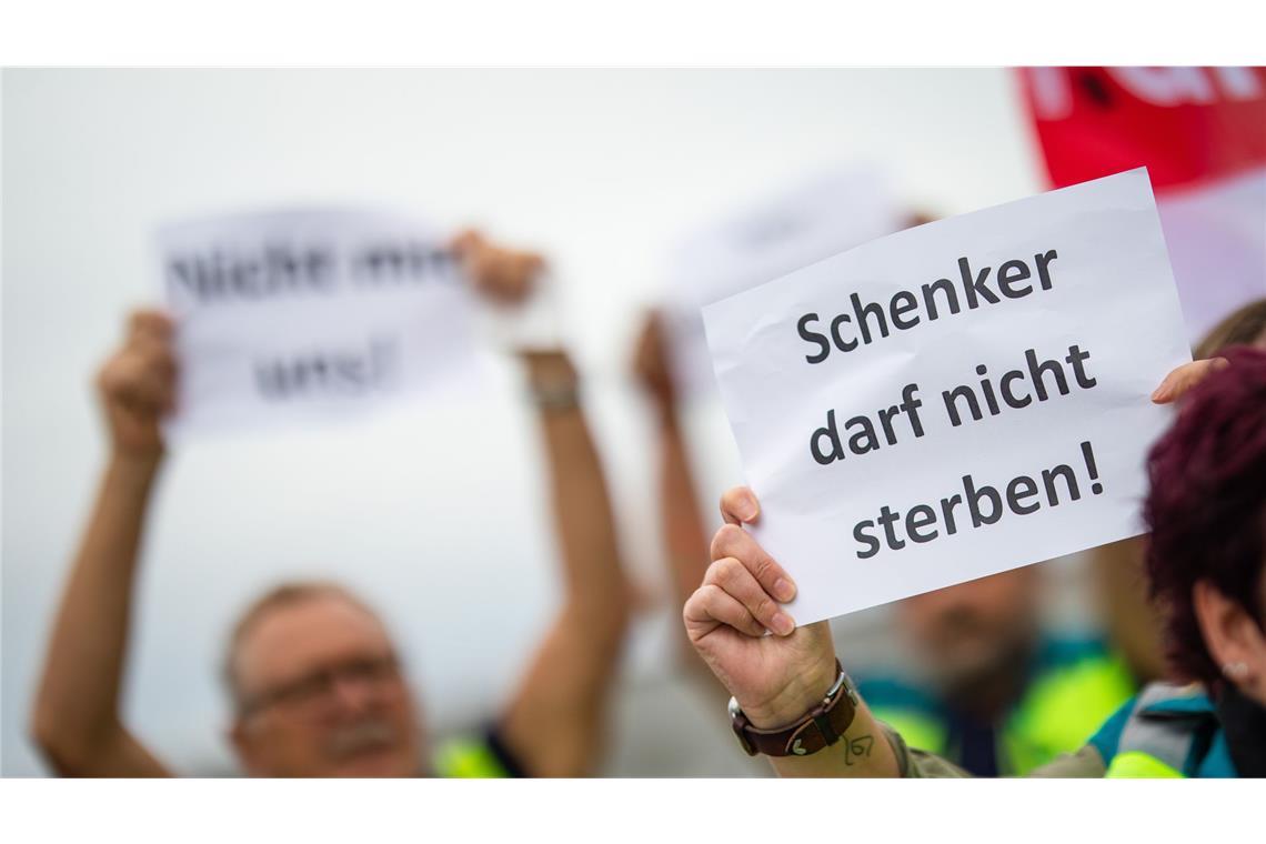 Beschäftigte nehmen im September am Flughafen Stuttgart an einer Mahnwache teil.