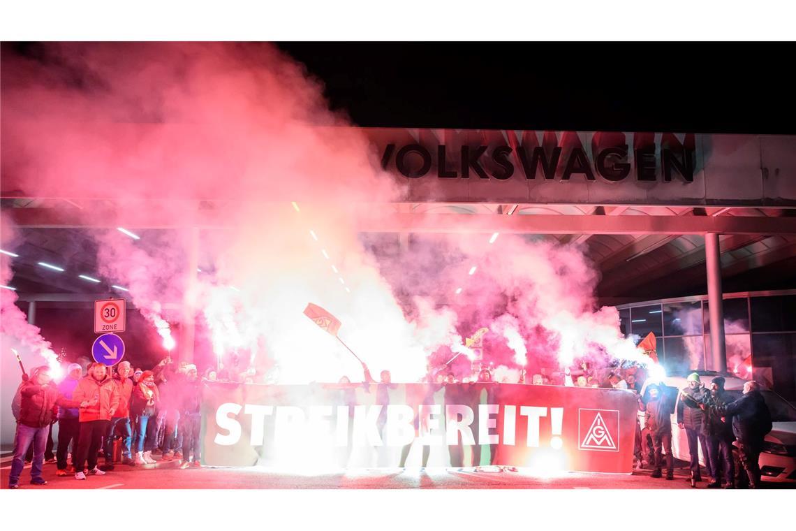 Beschäftigte von Volkswagen bekunden vor dem Werk in Zwickau zum Ende der Friedenspflicht ihre Streikbereitschaft.