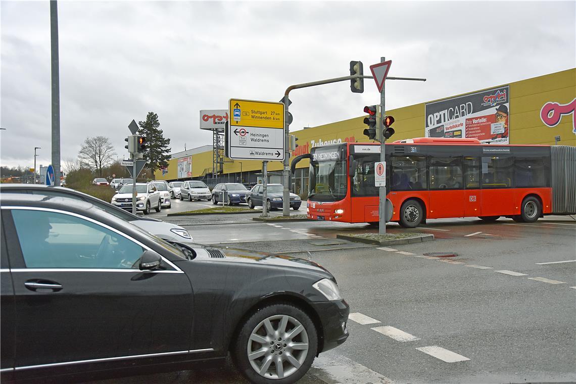 Besonders im Berufsverkehr ist es an der Ampel in den zurückliegenden Wochen immer wieder zu Ausfällen und in der Folge zu Rückstaus gekommen. Foto: Tobias Sellmaier 