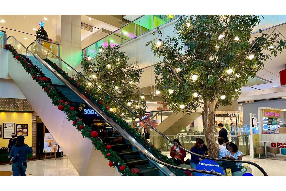 Besonders in Shopping-Malls kommen Weihnachtsfans auf ihre Kosten.