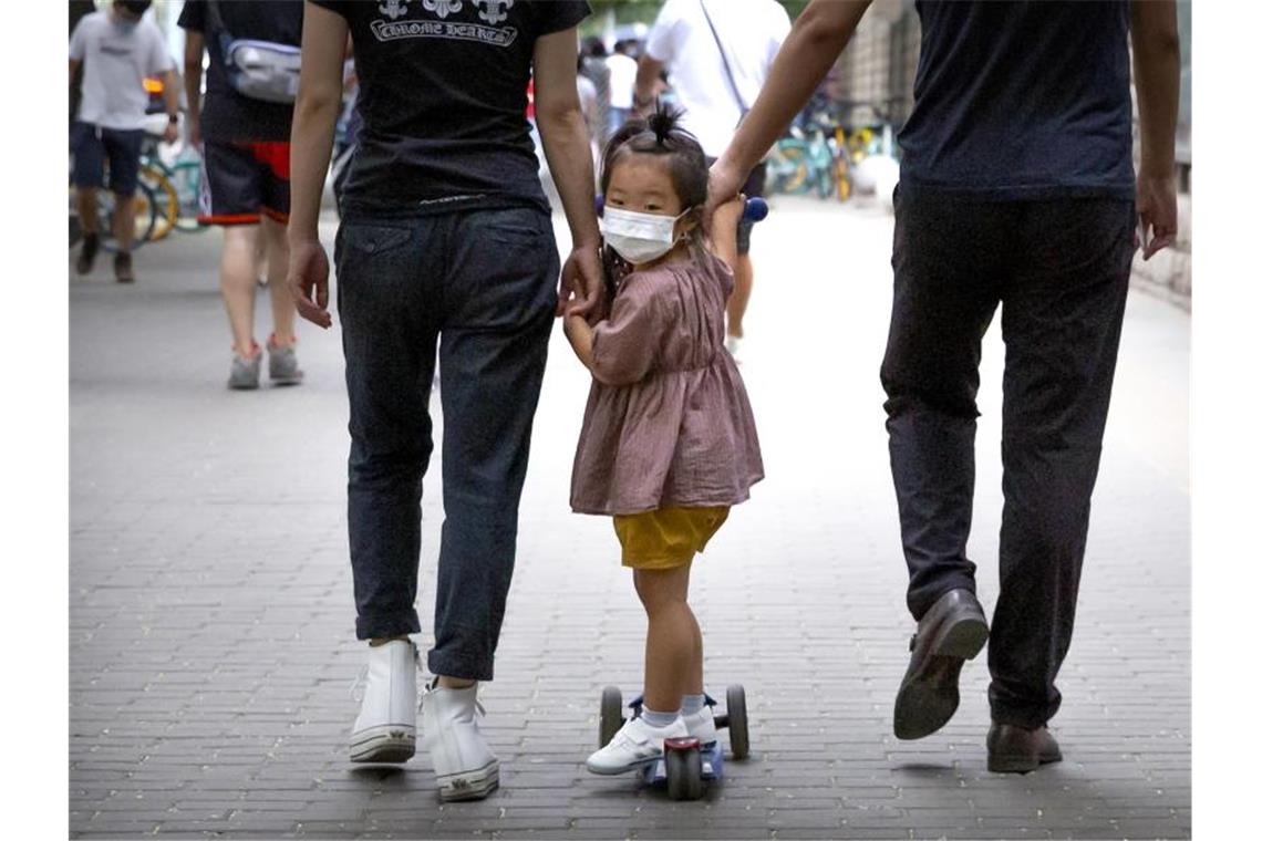 Geburten in China fallen: „Niemand will noch Kinder haben“ Besorgniserregender Trend in China: „Niemand will noch Kinder haben.“. Foto: Mark Schiefelbein/AP/dpa