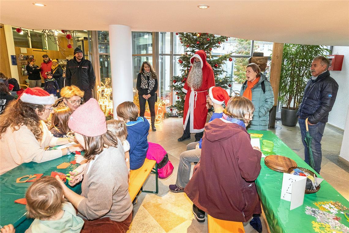 Besuch vom Nikolaus gestern beim Bastelangebot im Rathaus Aspach. Fotos: Dietmar van der Linden