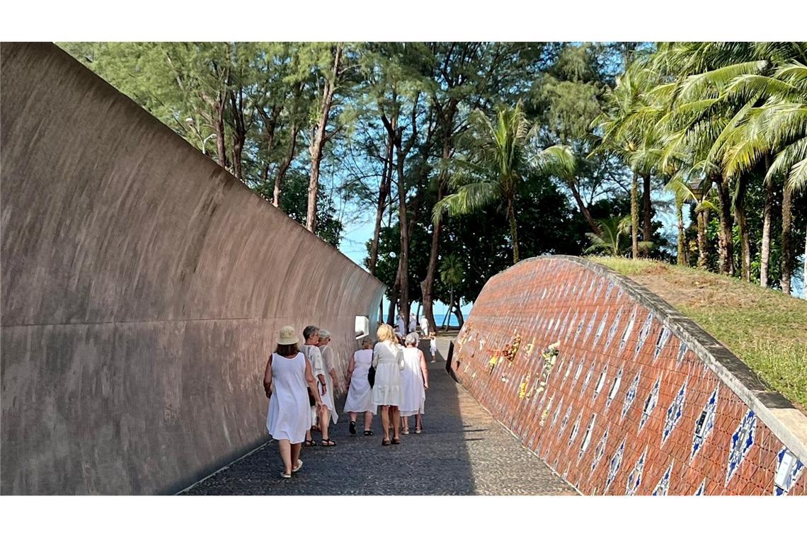 Besucher aus aller Welt kommen noch heute in die Tsunami-Gedenkstätte in Khao Lak, wo auch an viele deutsche Opfer erinnert wird.