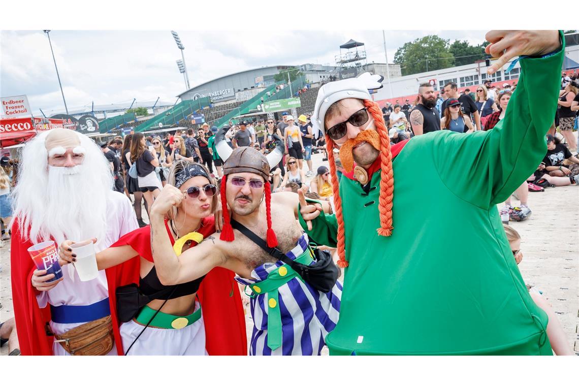 Besucher beim Open-Air-Festival "Rock im Park" tragen Kostüme der Comic-Figuren Panoramix, Asterix, Obelix und Majestix.