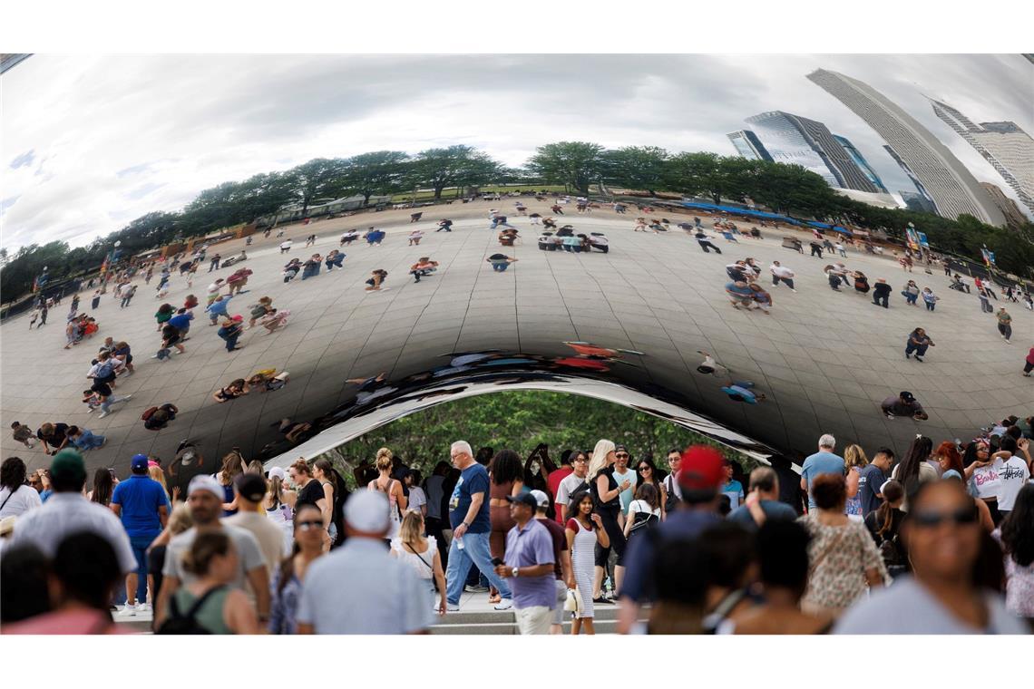 Besucher des Chicagoer Milleniumparks machen Fotos vom berühmten Cloud Gate. Nach mehrmonatigen Renovierungsarbeiten wurde die Skulptur wieder der Öffentlichkeit zugänglich gemacht.