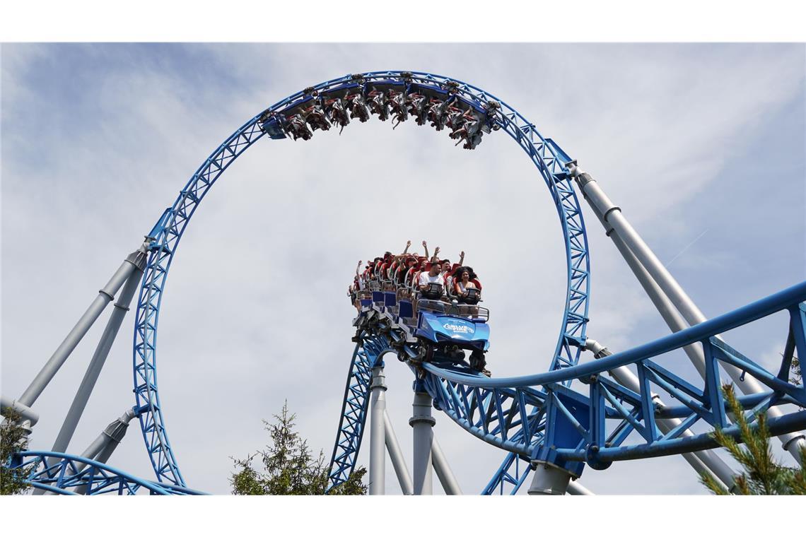 Besucher des Europa-Parks fahren mit der Achterbahn Blue Fire. (Symbolfoto)