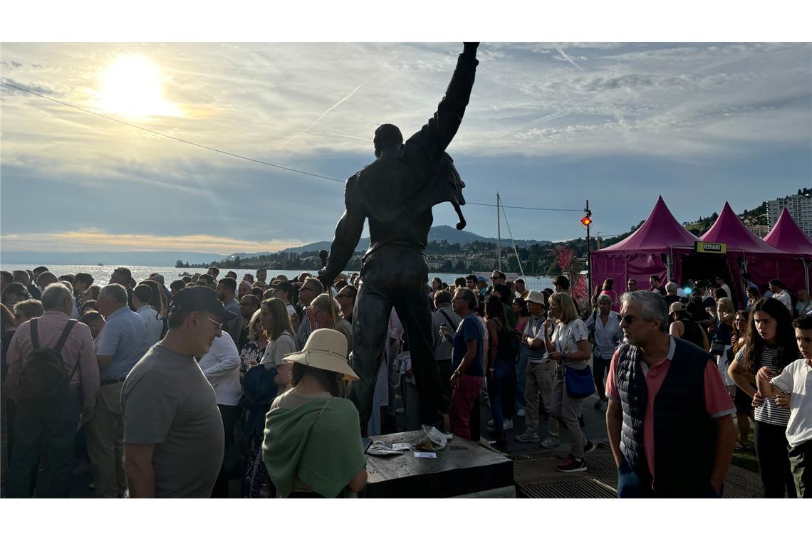 Besucher drängen sich am Denkmal für einen der berühmtesten Montreux-Besucher, Freddie Mercury, vor dem Eingang der Seebühne.