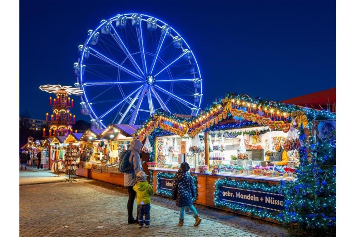 Bummeln mit Abstand und Maske - Weihnachtsmärkte öffnen Besucher gehen am Nachmittag über den Weihnachtsmarkt am Bassinplatz in Potsdam. Foto: Monika Skolimowska/dpa-Zentralbild/dpa