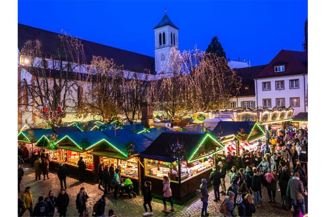 Besucher gehen über den Freiburger Weihnachtsmarkt. Foto: Philipp von Ditfurth/dpa/Archivbild