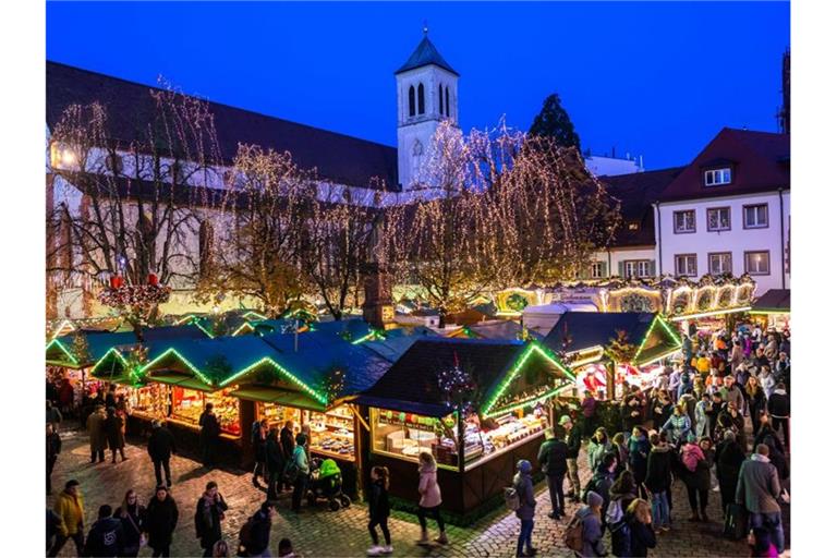 Besucher gehen über den Freiburger Weihnachtsmarkt. Foto: Philipp von Ditfurth/dpa/Archivbild