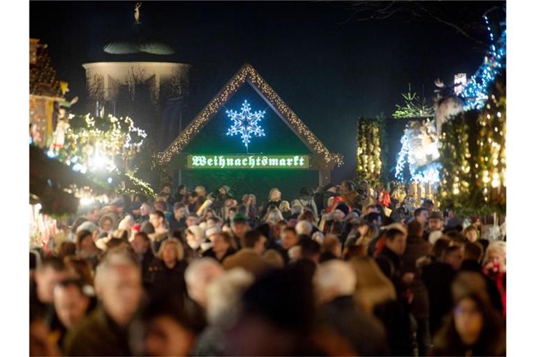 Besucher gehen über den Weihnachtsmarkt in Stuttgart. Foto: Marijan Murat/dpa/Archivbild