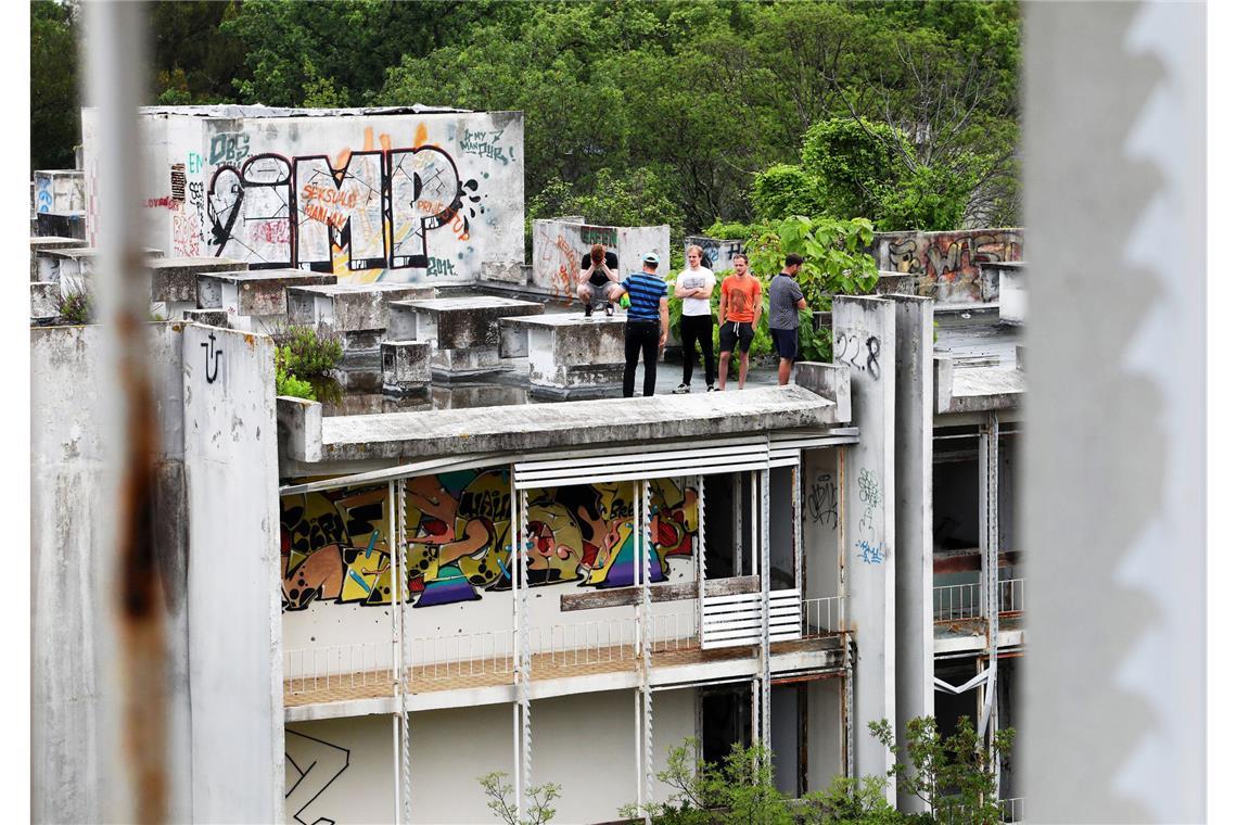 Besucher genießen einen  leisen Grusel im bröckelnden Beton.