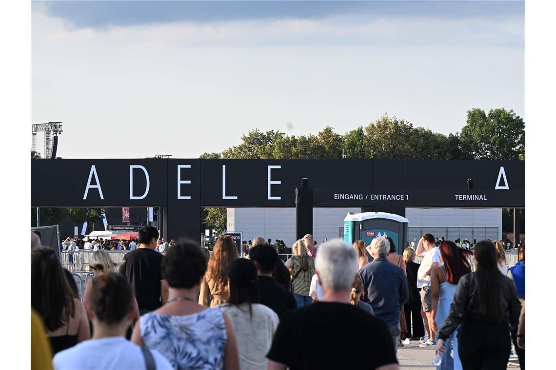 Besucher sind auf dem Weg zu einem Konzert der britischen Sängerin Adele.