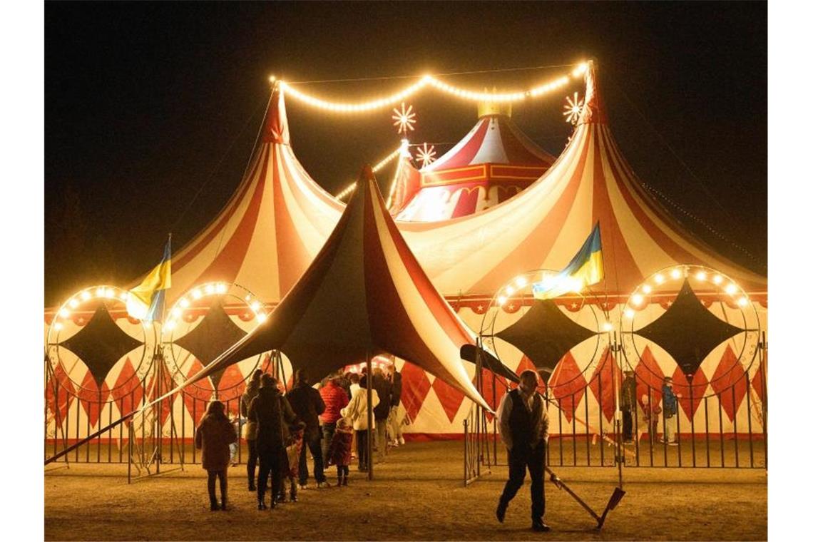 Russische und ukrainische Artisten gemeinsam im Zirkus Besucher stehen vor dem „Moskauer Circus“ Schlange, um dort das Talent russischer und ukrainischer Artisten bewundern zu dürfen. Foto: Thomas Frey/dpa