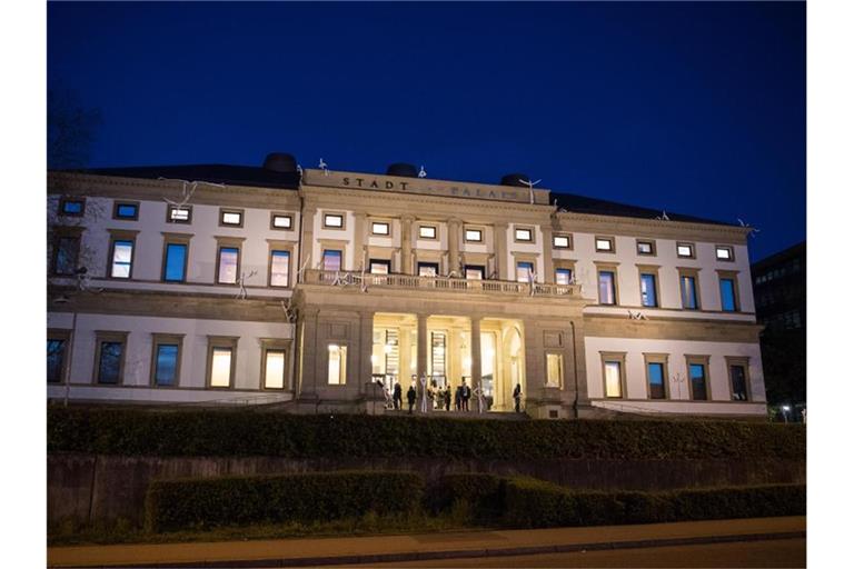 Besucher stehen vor dem Stuttgarter Stadtmuseum „StadtPalais“. Foto: Sebastian Gollnow/dpa/Archivbild