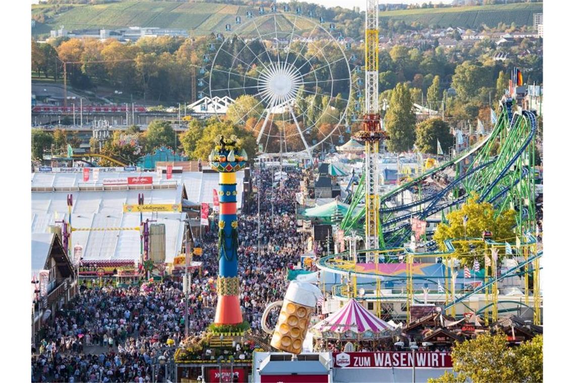 Besucher tummeln sich auf dem 173. Cannstatter Volksfest auf dem Cannstatter Wasen. Foto: Tom Weller/dpa/Archivbild