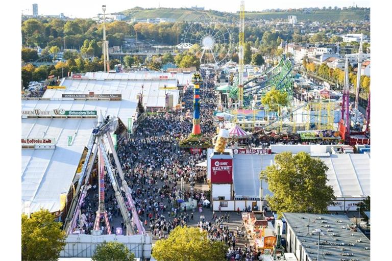 Besucher tummeln sich bei schönem Wetter auf dem Cannstatter Volksfest auf dem Cannstatter Wasen. Foto: Tom Weller/dpa/Archivbild