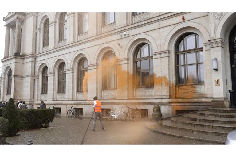 Beteiligung an Farbattacke auf das Bundesverkehrsministerium endet mit einer Haftstrafe. (Archivbild)