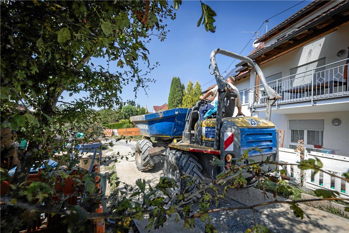 Beton und anderes Material wird im Muldenkipper quer durch die Gärten transportiert.