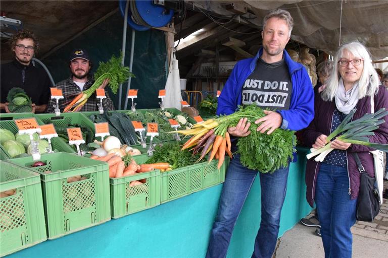 Betriebsinhaber Florian Keimer und Amtsmitarbeiterin Christa Schumacher betonen vor dem Marktstand die Bedeutung des frischen Gemüses. Die Marktverkäufer der Gärtnerei „Johannes und Hannes“ im Hintergrund werben ebenfalls für hohe Qualität. Foto: Elisabeth Klaper