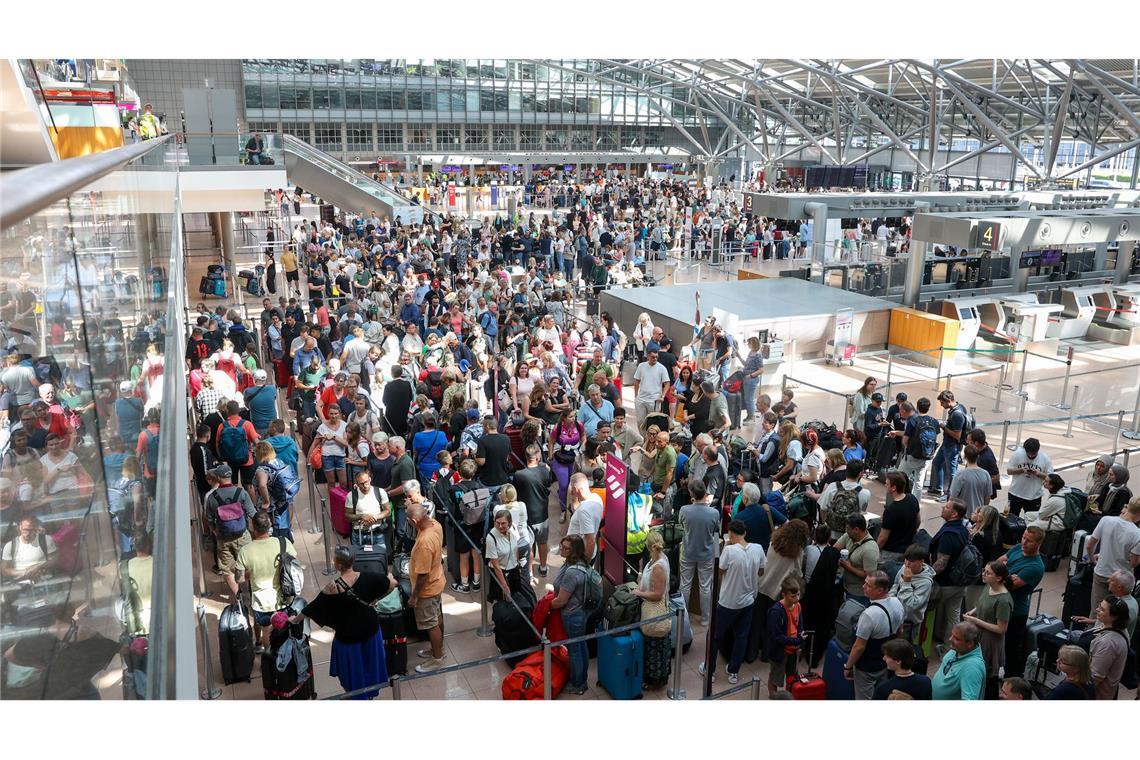 Betroffene Reisende tummeln sich am Flughafen Hamburg