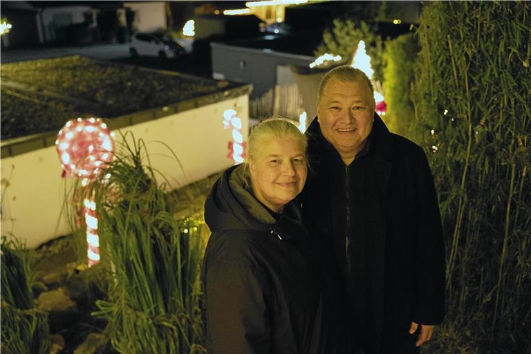 Bettina und Sven Chuveradech stecken viel Zeit und Arbeit in ihr Weihnachtshaus.